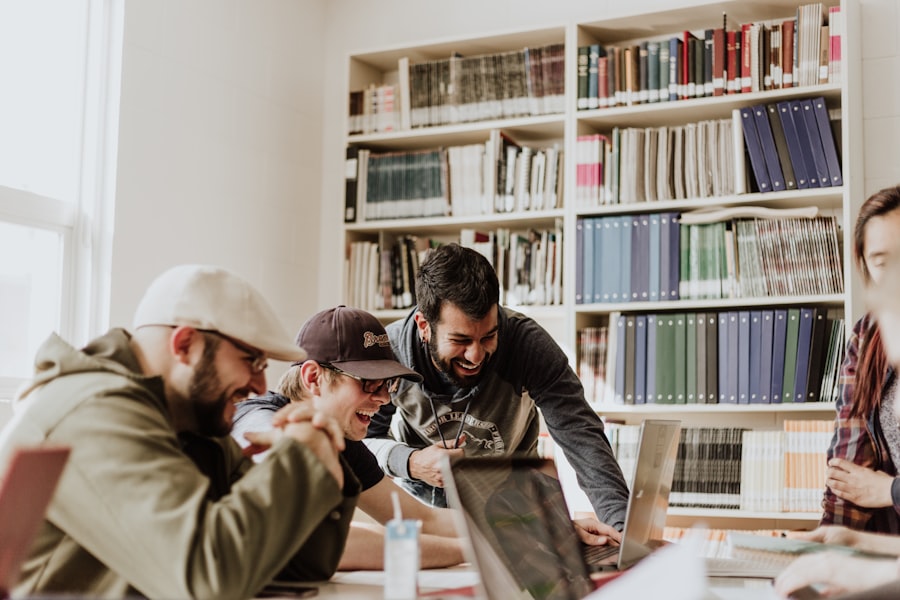 Studierende lernen gemeinsam in der Bibliothek